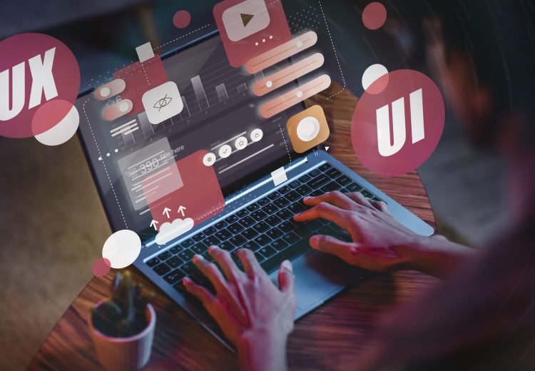 representaciones-de-ui-y-ux-con-laptop