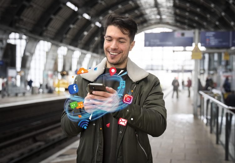 tiro-medio-hombre-sosteniendo-smartphone